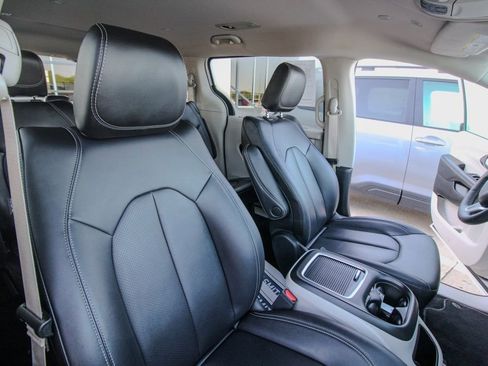 Used 2024 Chrysler Pacifica Touring-L FWD image 16