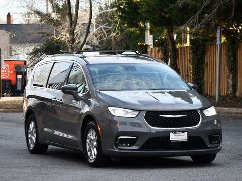 Used 2022 Chrysler Pacifica Touring-L image 10