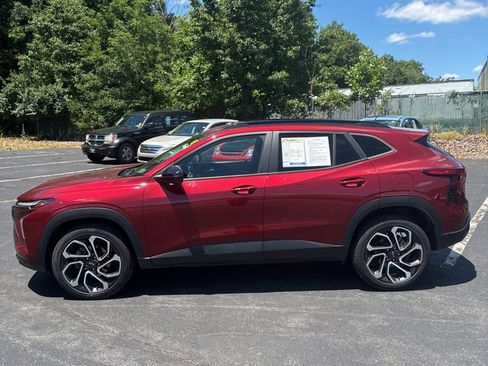 Used 2024 Chevrolet Trax RS w/ Sunroof Package FWD image 4