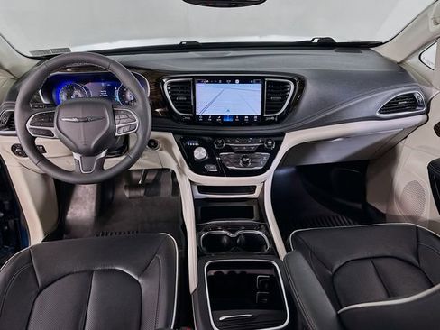 Used 2023 Chrysler Pacifica Limited AWD/4WD image 19