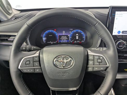 New 2026 Toyota Highlander Platinum image 12