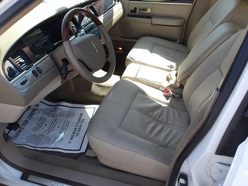 Used 2011 Lincoln Town Car Signature Limited image 11