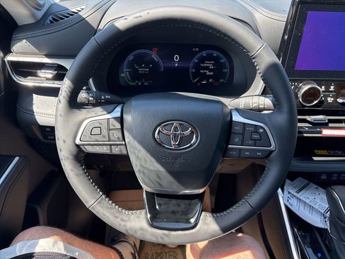 Used 2026 Toyota Highlander Limited AWD/4WD image 23