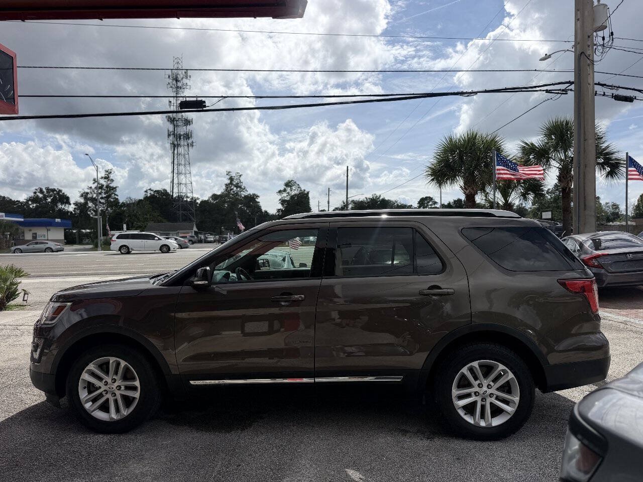 Used 2016 Ford Explorer XLT w/ Equipment Group 202A FWD image 6