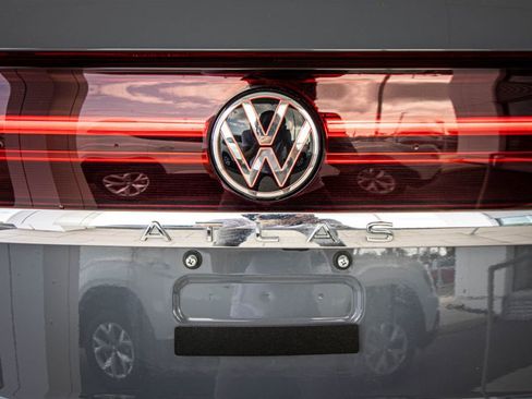 Used 2024 Volkswagen Atlas Cross Sport SE w/ Panoramic Sunroof Package image 15