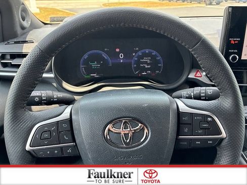 Used 2025 Toyota Sienna Platinum AWD/4WD image 32