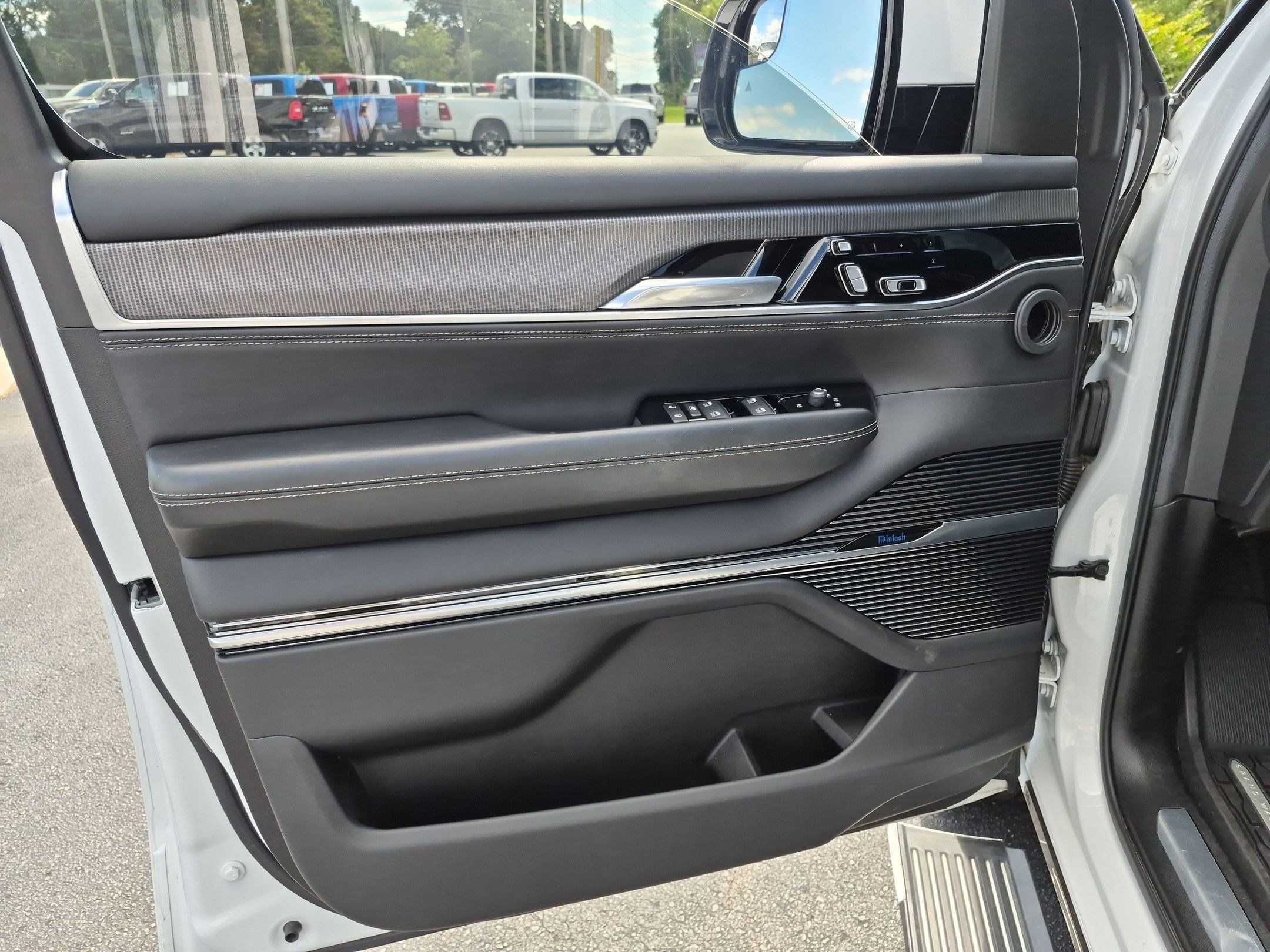 Used 2022 Jeep Grand Wagoneer Series II AWD/4WD image 10