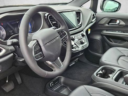 New 2027 Chrysler Pacifica Select FWD image 3