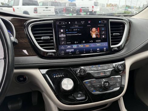 Used 2022 Chrysler Pacifica Limited FWD image 16