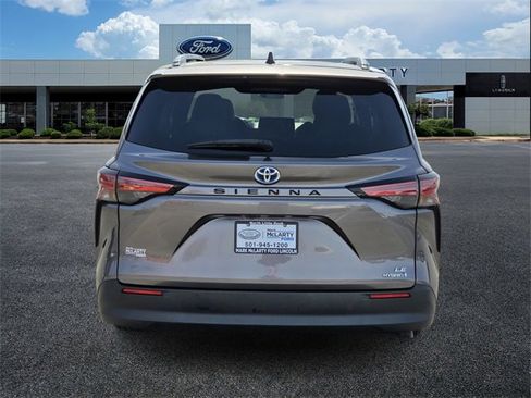 Used 2021 Toyota Sienna LE image 4