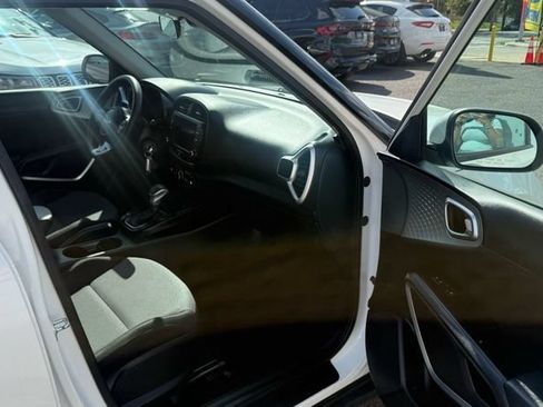 Used 2023 Kia Soul LX w/ LX Technology Package FWD image 46