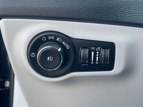 Used 2019 Jeep Compass Latitude image 32