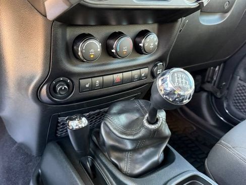 Used 2018 Jeep Wrangler Rubicon w/ Cold Weather Group AWD/4WD image 22
