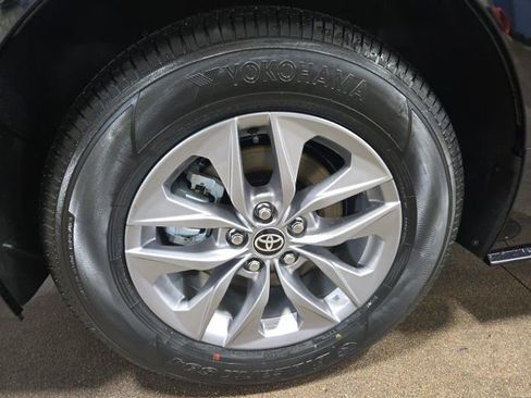 Used 2026 Toyota Sienna LE image 7