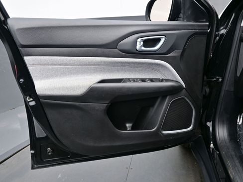 Used 2022 Jeep Compass Latitude image 9