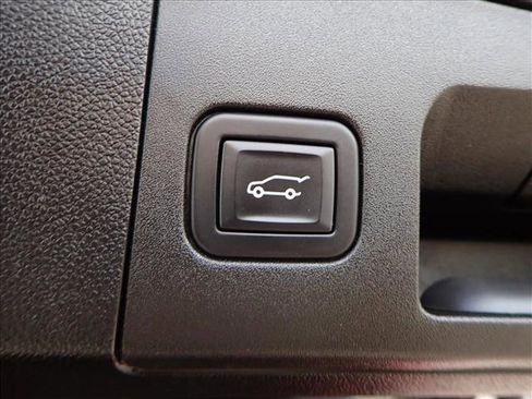 Used 2024 Cadillac XT4 Premium Luxury image 9