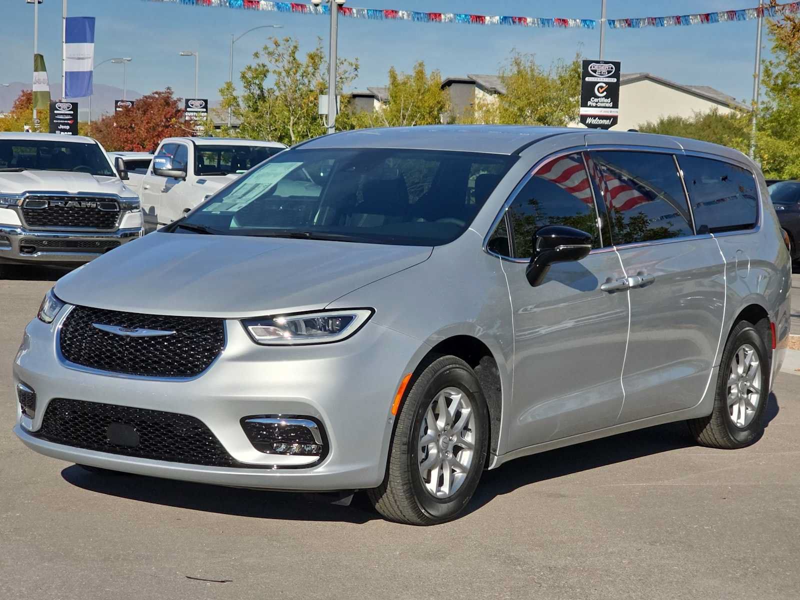 Used 2026 Chrysler Pacifica Select FWD image 4