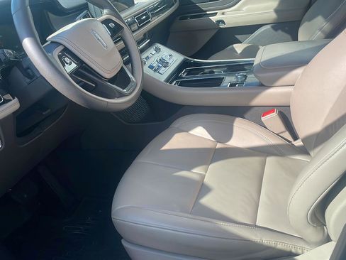 Used 2022 Lincoln Aviator Standard w/ Premium Package image 4