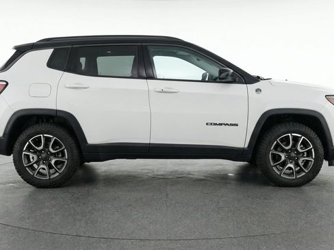 Used 2025 Jeep Compass Trailhawk AWD/4WD image 11