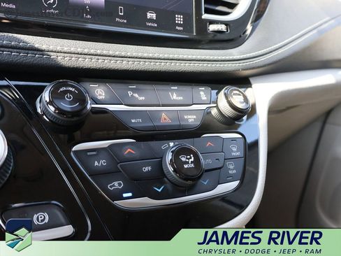 Used 2023 Chrysler Pacifica Limited image 38