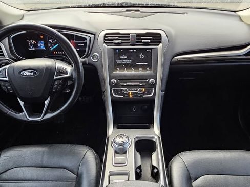 Used 2017 Ford Fusion SE w/ Fusion SE Technology Package image 10