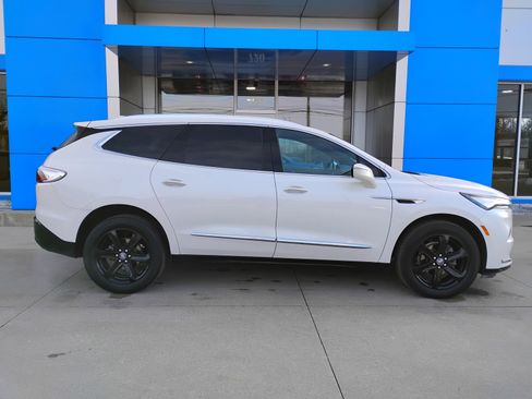 Used 2023 Buick Enclave Essence w/ Sport Touring Edition image 34
