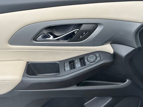 Used 2022 Chevrolet Traverse LS image 23