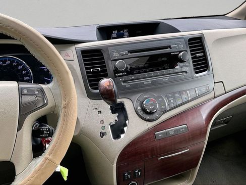Used 2013 Toyota Sienna XLE FWD image 10