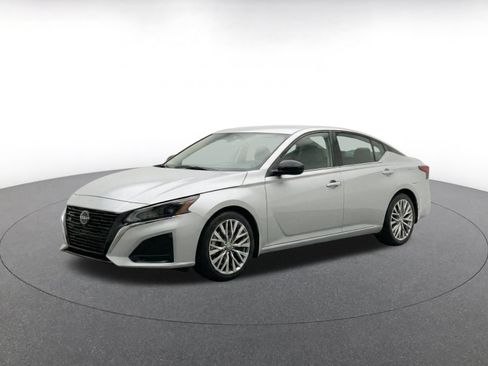 Used 2025 Nissan Altima 2.5 SV FWD image 3