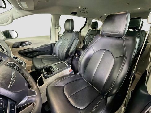 Used 2023 Chrysler Pacifica Touring-L FWD image 14