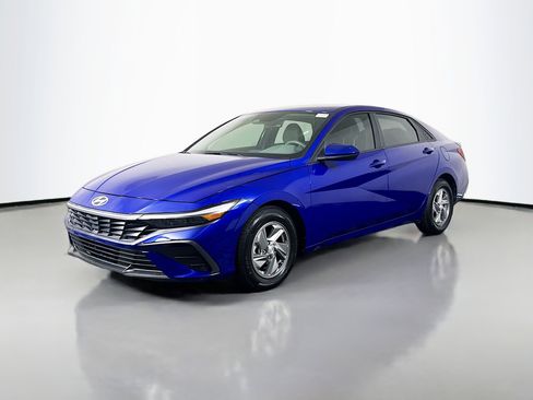 Used 2024 Hyundai Elantra SE FWD image 4
