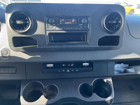 Used 2020 Mercedes-Benz Sprinter 2500 image 21