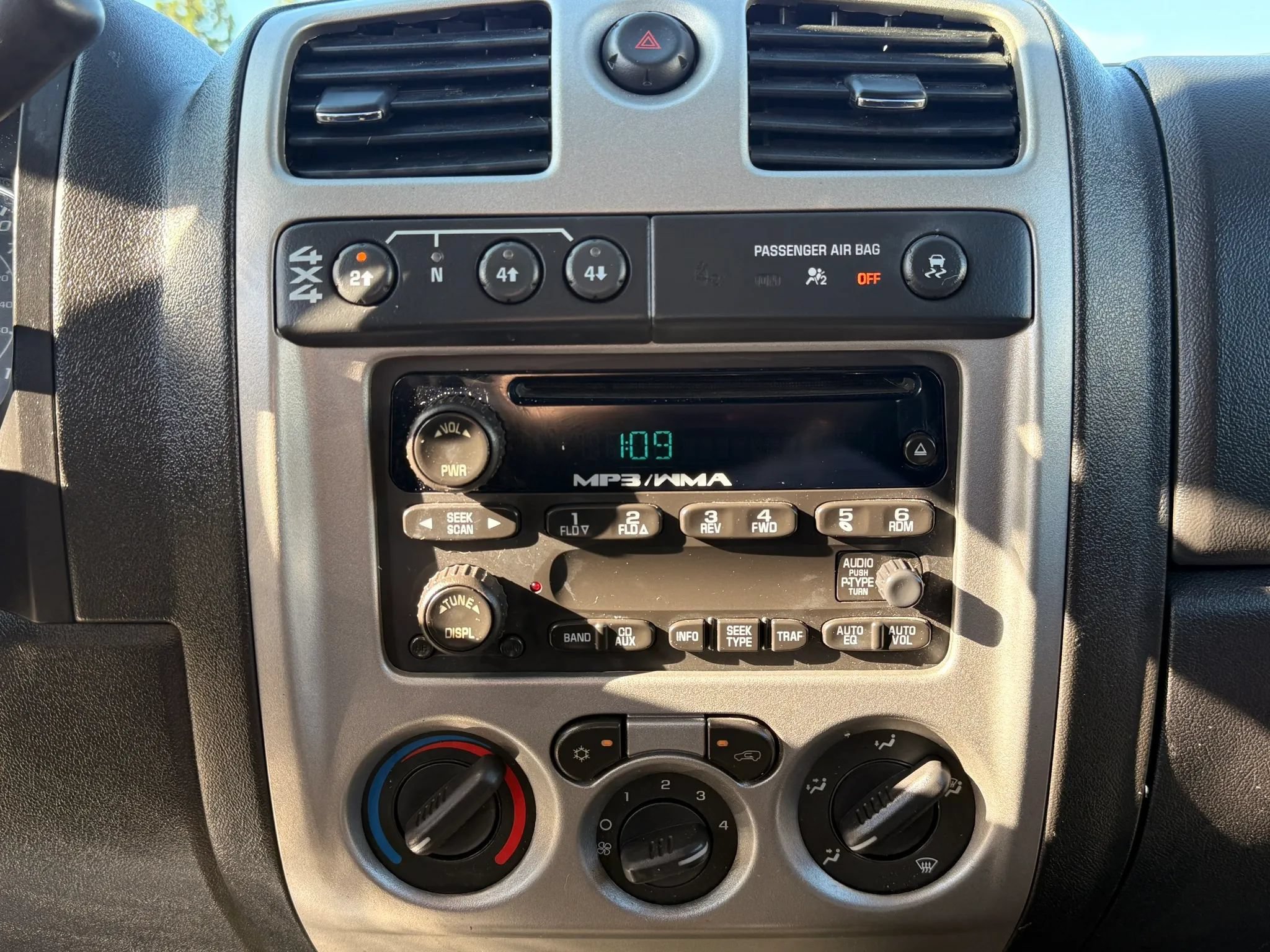 Used 2011 GMC Canyon SLE AWD/4WD image 25