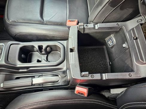 Used 2018 Jeep Wrangler Unlimited Sahara image 27