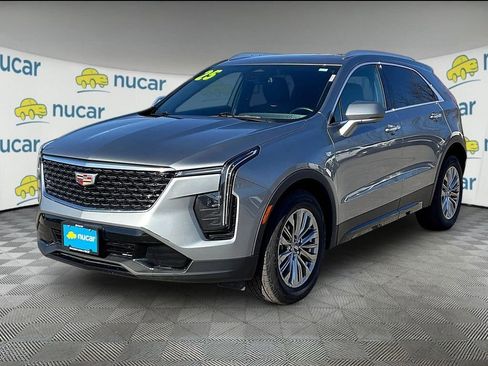Used 2025 Cadillac XT4 Premium Luxury image 3