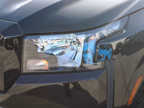 Used 2024 Nissan Frontier SV image 5