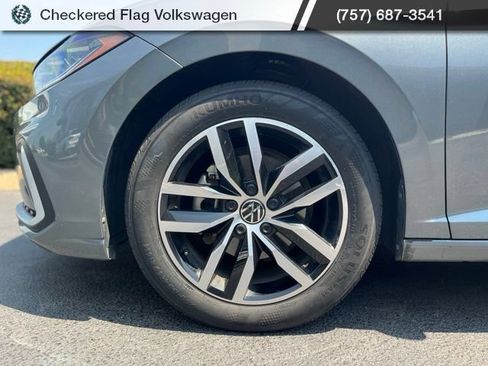 Used 2025 Volkswagen Jetta SE FWD image 2