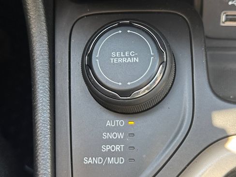 Used 2016 Jeep Cherokee Latitude w/ Cold Weather Group AWD/4WD image 27