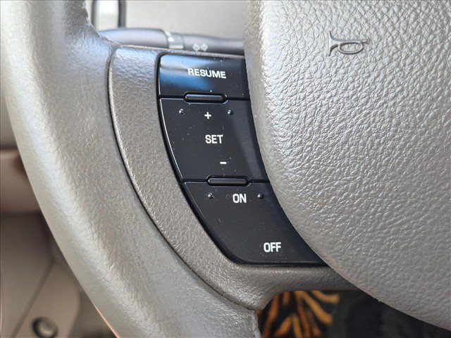 Used 2011 Lincoln Town Car Signature Limited RWD image 4