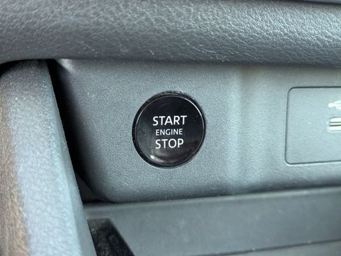 Used 2025 Nissan Rogue SV AWD/4WD image 17