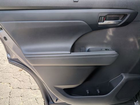 Used 2022 Toyota Highlander XLE image 29