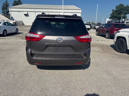Used 2015 Toyota Sienna LE FWD image 4