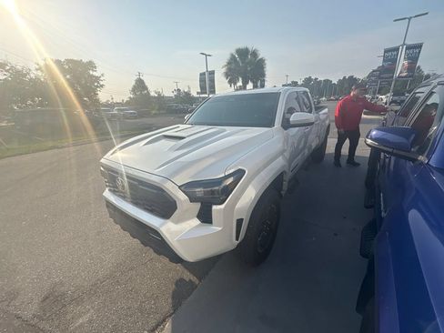Used 2025 Toyota Tacoma TRD Sport RWD image 3