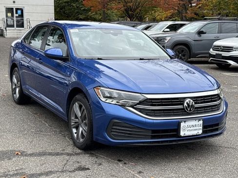 Used 2022 Volkswagen Jetta SE image 2