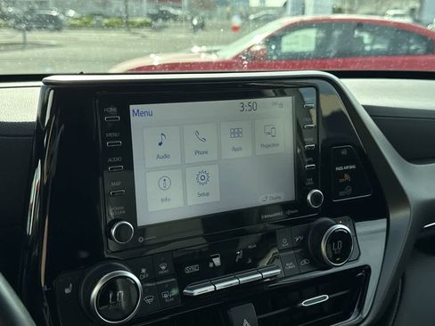 Used 2021 Toyota Highlander XLE image 19