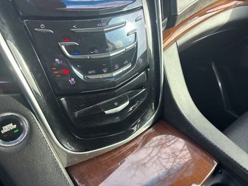 Used 2019 Cadillac Escalade ESV Luxury image 25