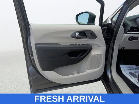 Used 2023 Chrysler Pacifica Touring-L FWD image 17