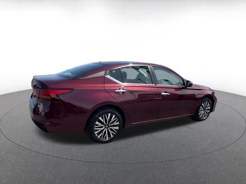 Used 2025 Nissan Altima 2.5 SV FWD image 14