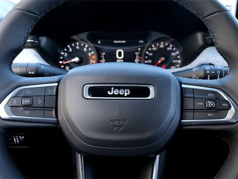 Used 2025 Jeep Compass Latitude image 12