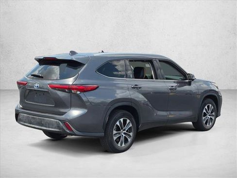 Used 2022 Toyota Highlander XLE FWD image 5